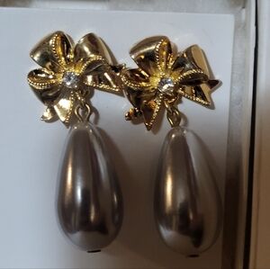 Avon Romantic Faux Pearl Pierced Earrings Gray Vintage New In Box 1989